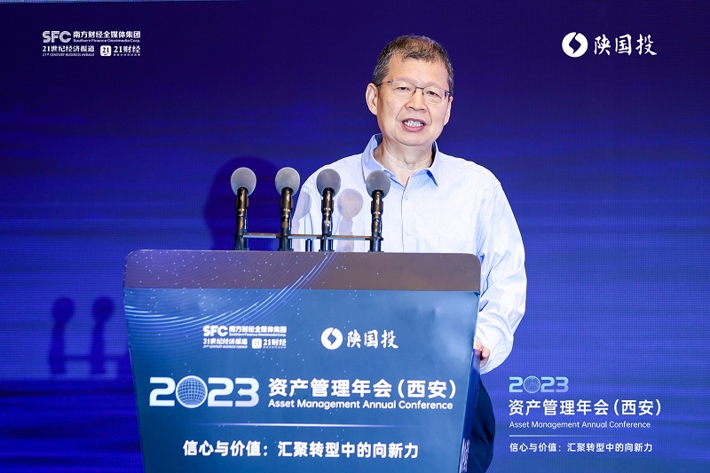 图5 中国社会科学院保险与经济发展钻研中心主任郭金龙颁发宗旨演讲.jpg